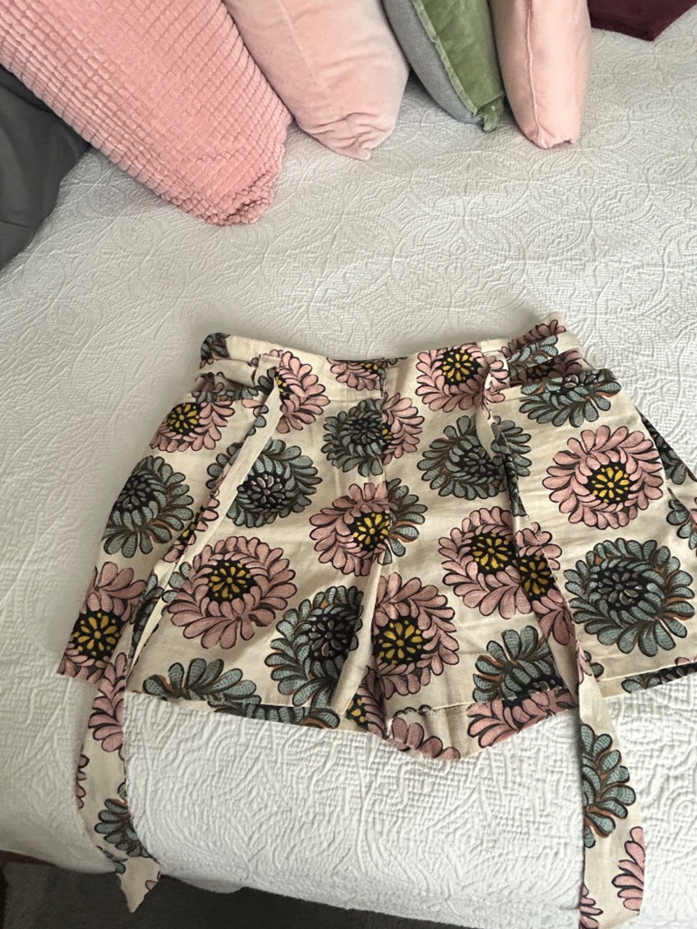 Loft Linen Floral Shorts Size 4 - Picture 4 of 10